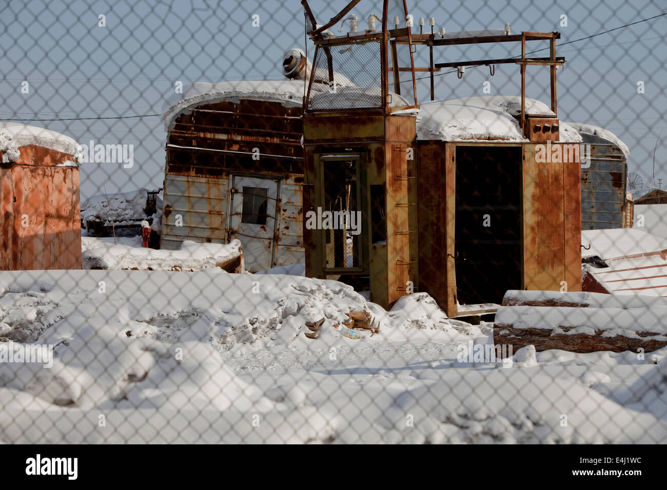 Rostiges Metall Hütten im Schnee Drahtzaun abgedeckt Stockfoto
