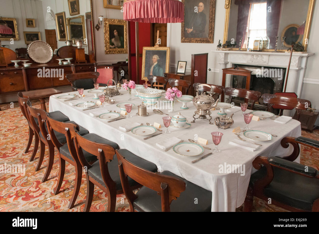 Ein Tisch für ein Galadinner in einem herrschaftlichen Haus Stockfoto