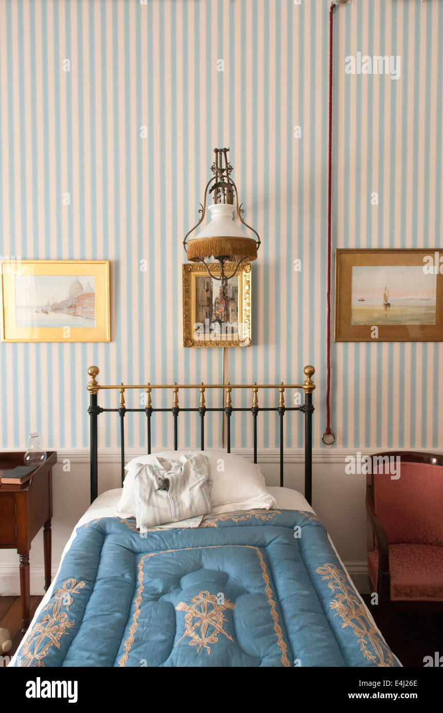Eine "Überraschung" Öl Lampe über ein Bett in einem altmodisch-Schlafzimmer Stockfoto