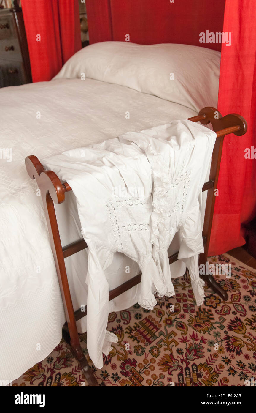 Altmodischen Nachthemd über einen Stand neben einem Bett. Stockfoto
