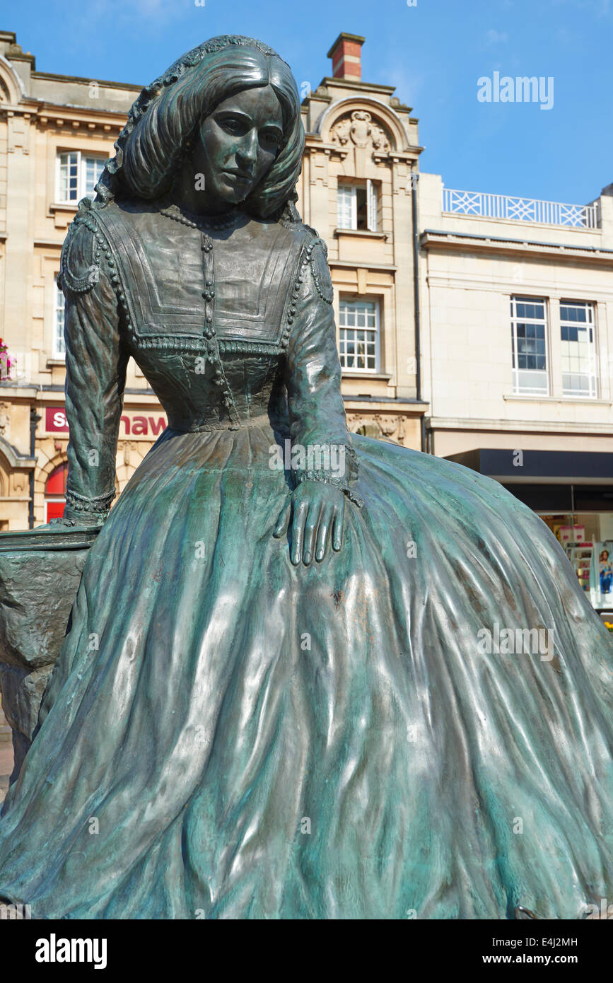 Statue des Mary Anne Evans dessen Pseudonym George Eliot Newdegate Square Nuneaton Warwickshire war Stockfoto