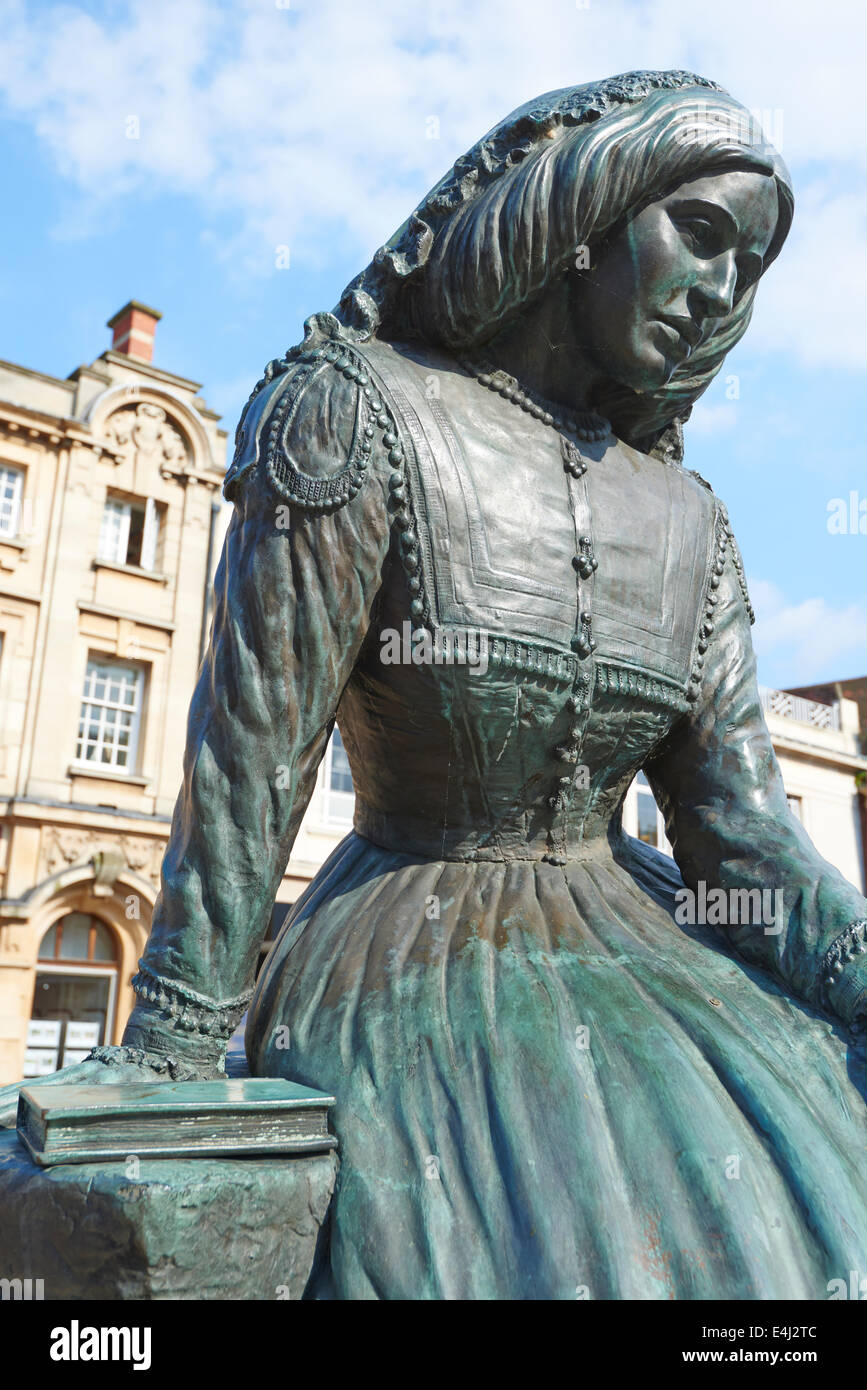 Statue des Mary Anne Evans dessen Pseudonym George Eliot Newdegate Square Nuneaton Warwickshire war Stockfoto