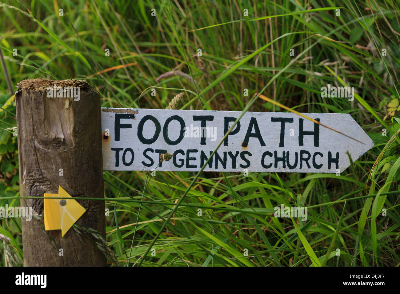 Eine handgemalte Schild "Fußweg zur Kirche St Genny", in der Nähe von Crackington Haven, North Cornwall Stockfoto