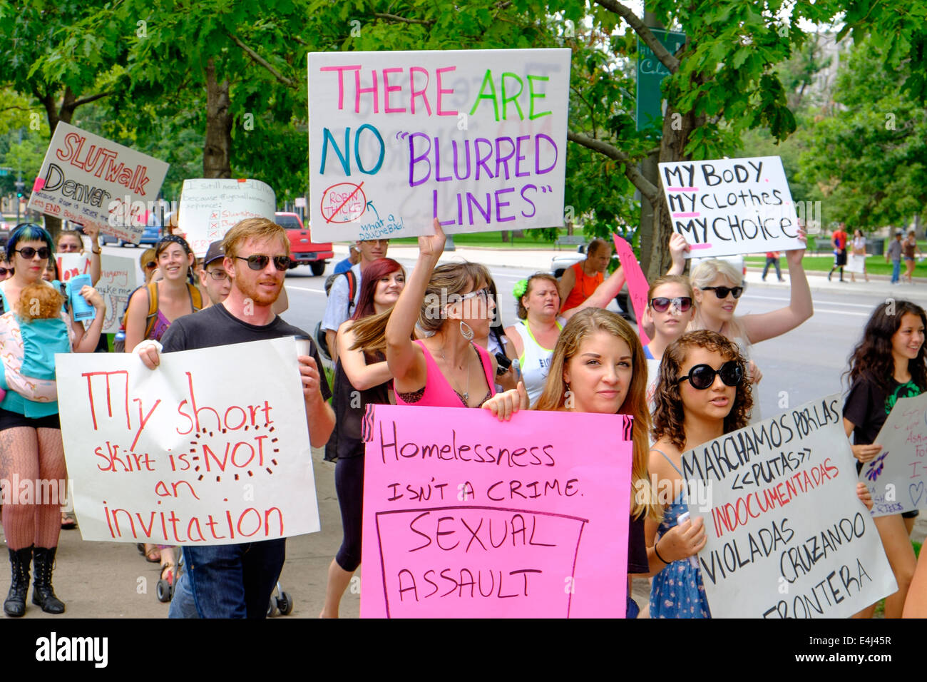 Denver Colorado USA - 12. Juli 2014. Demonstranten teilnehmen an SlutWalk 2014. SlutWalk begann als eine Demonstration gegen die Schuld und Beschämung Opfer sexueller Gewalt. (c) Ed Endicott/Alamy Live-Nachrichten Stockfoto