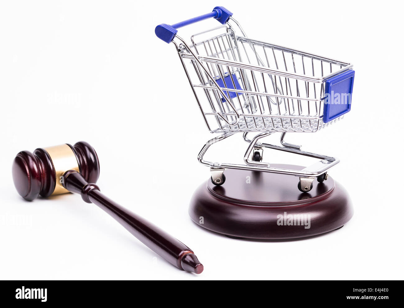 Hammer der Gerechtigkeit mit Einkaufswagen auf einem weißen Hintergrund Stockfoto