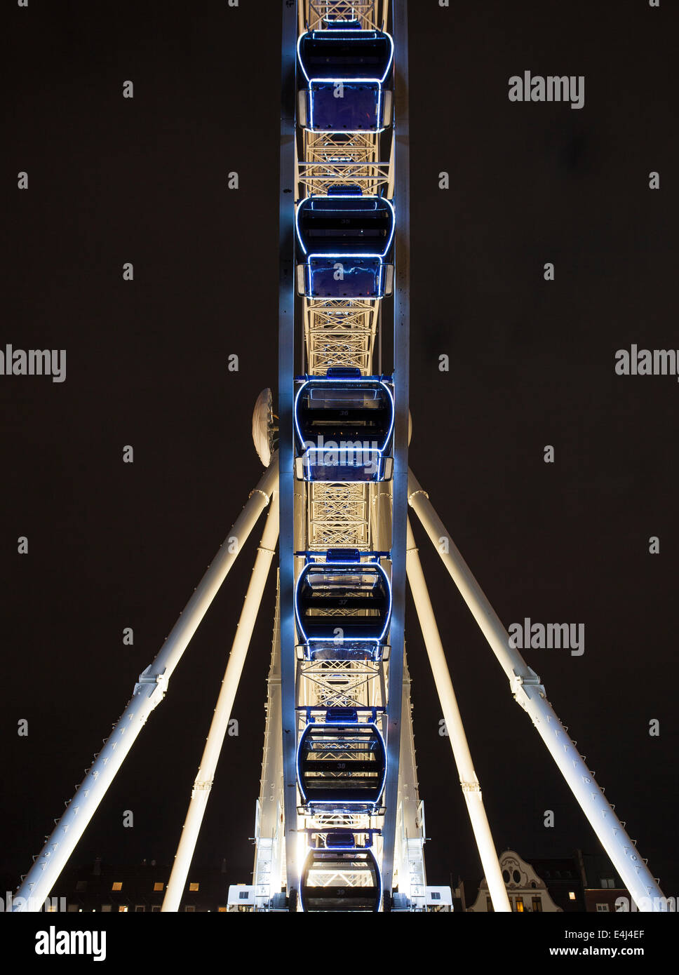 Bild zeigt eine stehende Riesenrad am Abend Stockfoto