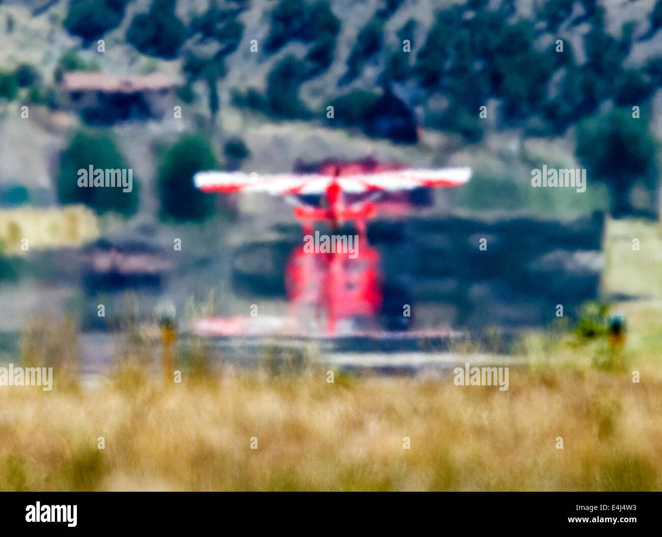 Hitzewellen von Start-und Landebahn verwischt Antik Flugzeug an der jährlichen Salida, Colorado, ArtWalk Fly-In event Stockfoto