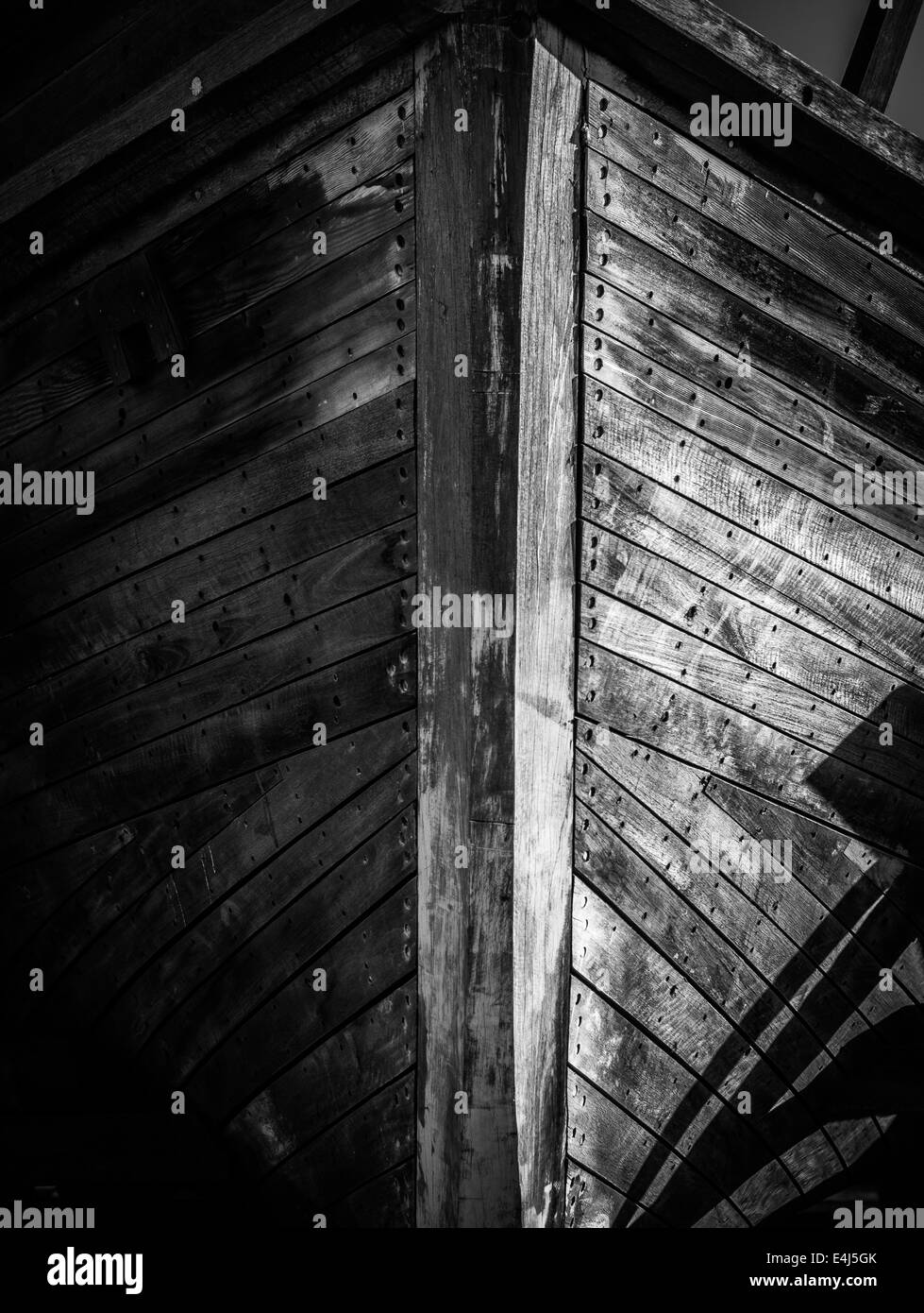 Der Bogen von einem alten Holzboot Stockfoto