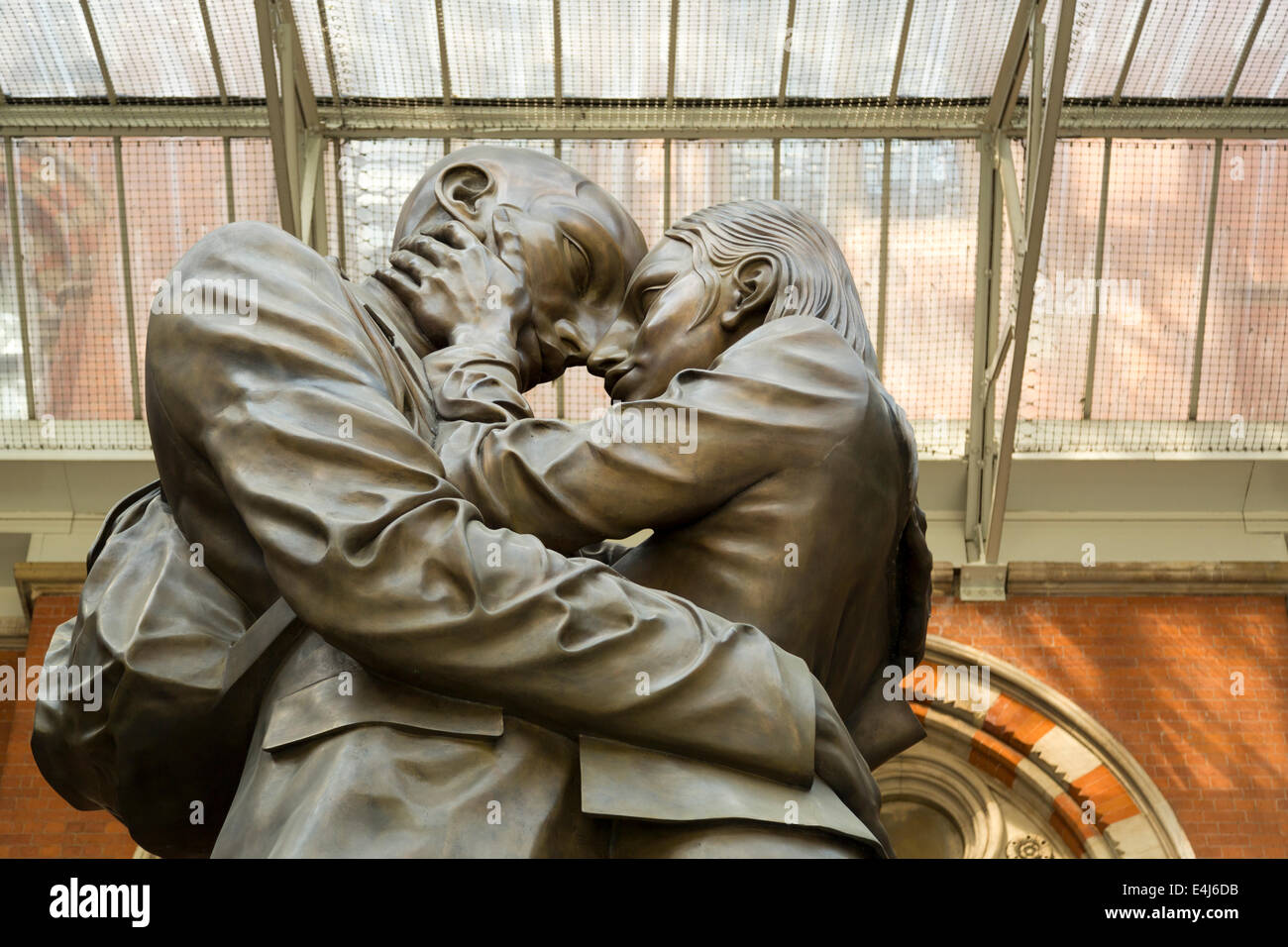 Der britische Künstler Paul Day Skulptur The Meeting Place am Bahnhof St Pancras, London, England Stockfoto