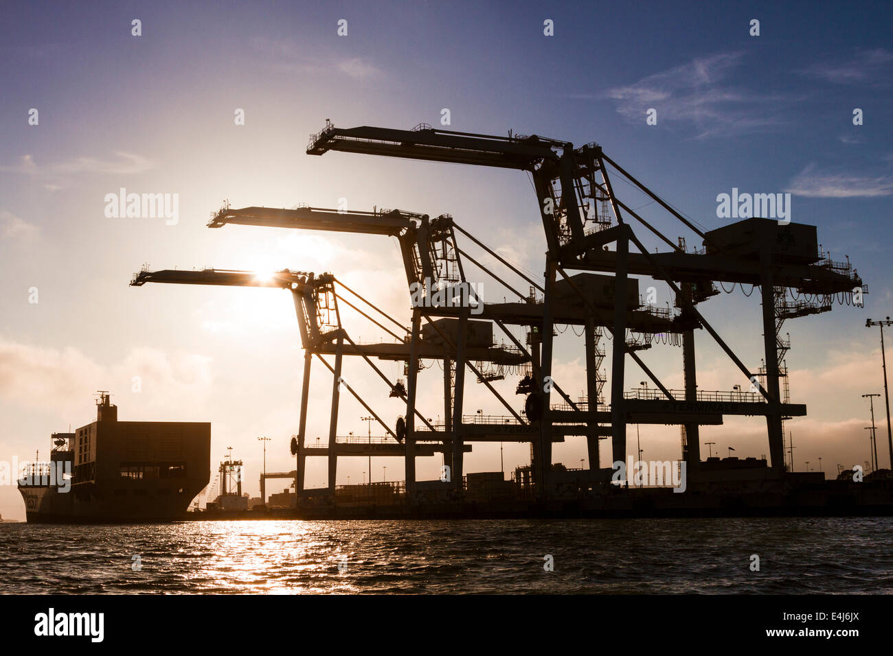 Fracht-Container-Schiff nähert sich drei riesigen Containerbrücken im Hafen von Oakland intermodal Container-terminal Stockfoto