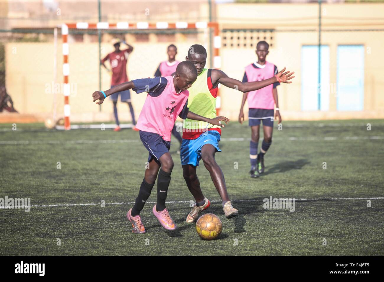 Dakar, Senegal. 10. Juli 2014. Fußballer der Sport 4 Charity besuchen eine Trainingseinheit in Dakar, der Hauptstadt des Senegal, 10. Juli 2014. Sport 4 Charity wurde vom senegalesischen wählte Spieler Salif Diao armen Jugendlichen aus Afrika eine Chance haben, einen Zugang zu Bildung und Sport helfen gegründet. Die jungen Spieler verfügen über Mittel und Einrichtungen und Möglichkeiten, europäische oder amerikanische Footall Mannschaften zu dienen, nachdem sie ihre Ausbildungen abgeschlossen haben. © Li Jing/Xinhua/Alamy Live-Nachrichten Stockfoto