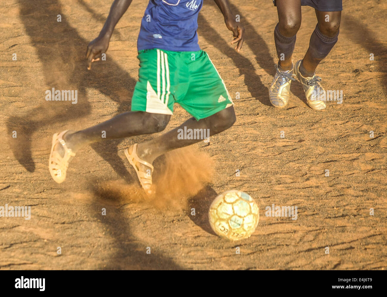Dakar, Senegal. 11. Juli 2014. Fußballer der Sport 4 Nächstenliebe konkurrieren in einem Freundschaftsspiel in Dakar, der Hauptstadt des Senegal, 11. Juli 2014. Sport 4 Charity wurde vom senegalesischen wählte Spieler Salif Diao armen Jugendlichen aus Afrika eine Chance haben, einen Zugang zu Bildung und Sport helfen gegründet. Die jungen Spieler verfügen über Mittel und Einrichtungen und Möglichkeiten, europäische oder amerikanische Footall Mannschaften zu dienen, nachdem sie ihre Ausbildungen abgeschlossen haben. © Li Jing/Xinhua/Alamy Live-Nachrichten Stockfoto