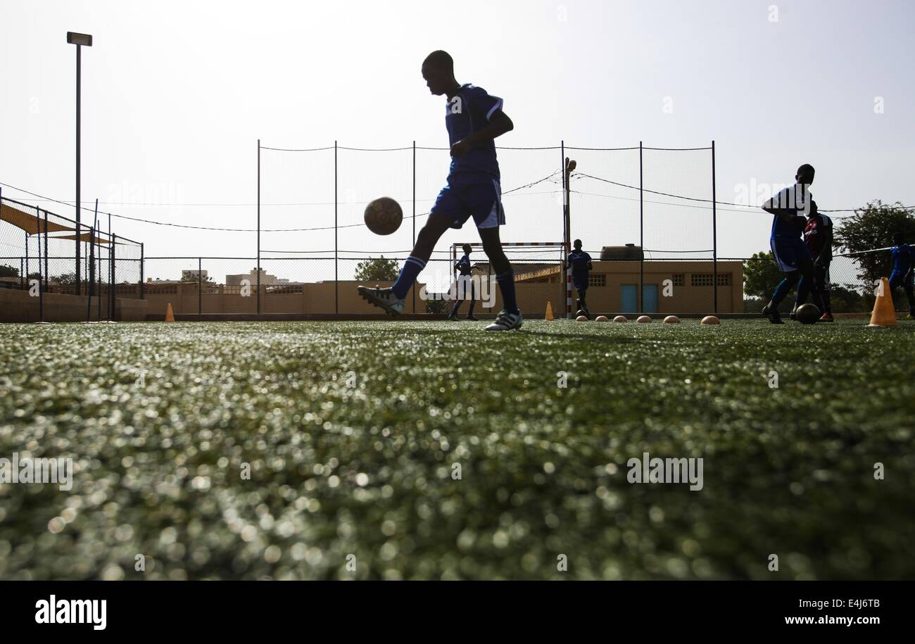 Dakar, Senegal. 9. Juli 2014. Fußballer der Sport 4 Charity besuchen eine Trainingseinheit in Dakar, der Hauptstadt des Senegal, 9. Juli 2014. Sport 4 Charity wurde vom senegalesischen wählte Spieler Salif Diao armen Jugendlichen aus Afrika eine Chance haben, einen Zugang zu Bildung und Sport helfen gegründet. Die jungen Spieler verfügen über Mittel und Einrichtungen und Möglichkeiten, europäische oder amerikanische Footall Mannschaften zu dienen, nachdem sie ihre Ausbildungen abgeschlossen haben. © Li Jing/Xinhua/Alamy Live-Nachrichten Stockfoto