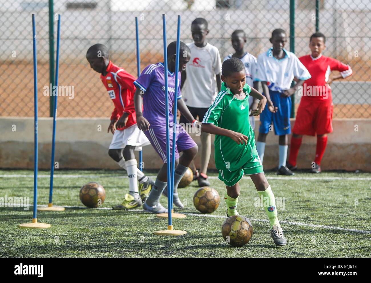 Dakar, Senegal. 6. Juli 2014. Spieler der Sport 4 Nächstenliebe teilnehmen eine Trainingseinheit in Dakar, der Hauptstadt des Senegal, 6. Juli 2014. Sport 4 Charity wurde vom senegalesischen wählte Spieler Salif Diao armen Jugendlichen aus Afrika eine Chance haben, einen Zugang zu Bildung und Sport helfen gegründet. Die jungen Spieler verfügen über Mittel und Einrichtungen und Möglichkeiten, europäische oder amerikanische Footall Mannschaften zu dienen, nachdem sie ihre Ausbildungen abgeschlossen haben. © Li Jing/Xinhua/Alamy Live-Nachrichten Stockfoto