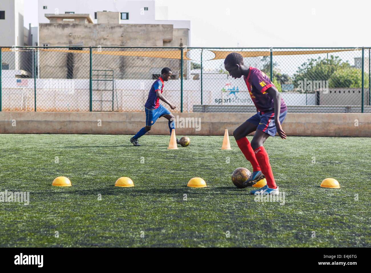 Dakar, Senegal. 6. Juli 2014. Fußballer der Sport 4 Charity besuchen eine Trainingseinheit in Dakar, der Hauptstadt des Senegal, 6. Juli 2014. Sport 4 Charity wurde vom senegalesischen wählte Spieler Salif Diao armen Jugendlichen aus Afrika eine Chance haben, einen Zugang zu Bildung und Sport helfen gegründet. Die jungen Spieler verfügen über Mittel und Einrichtungen und Möglichkeiten, europäische oder amerikanische Footall Mannschaften zu dienen, nachdem sie ihre Ausbildungen abgeschlossen haben. © Li Jing/Xinhua/Alamy Live-Nachrichten Stockfoto