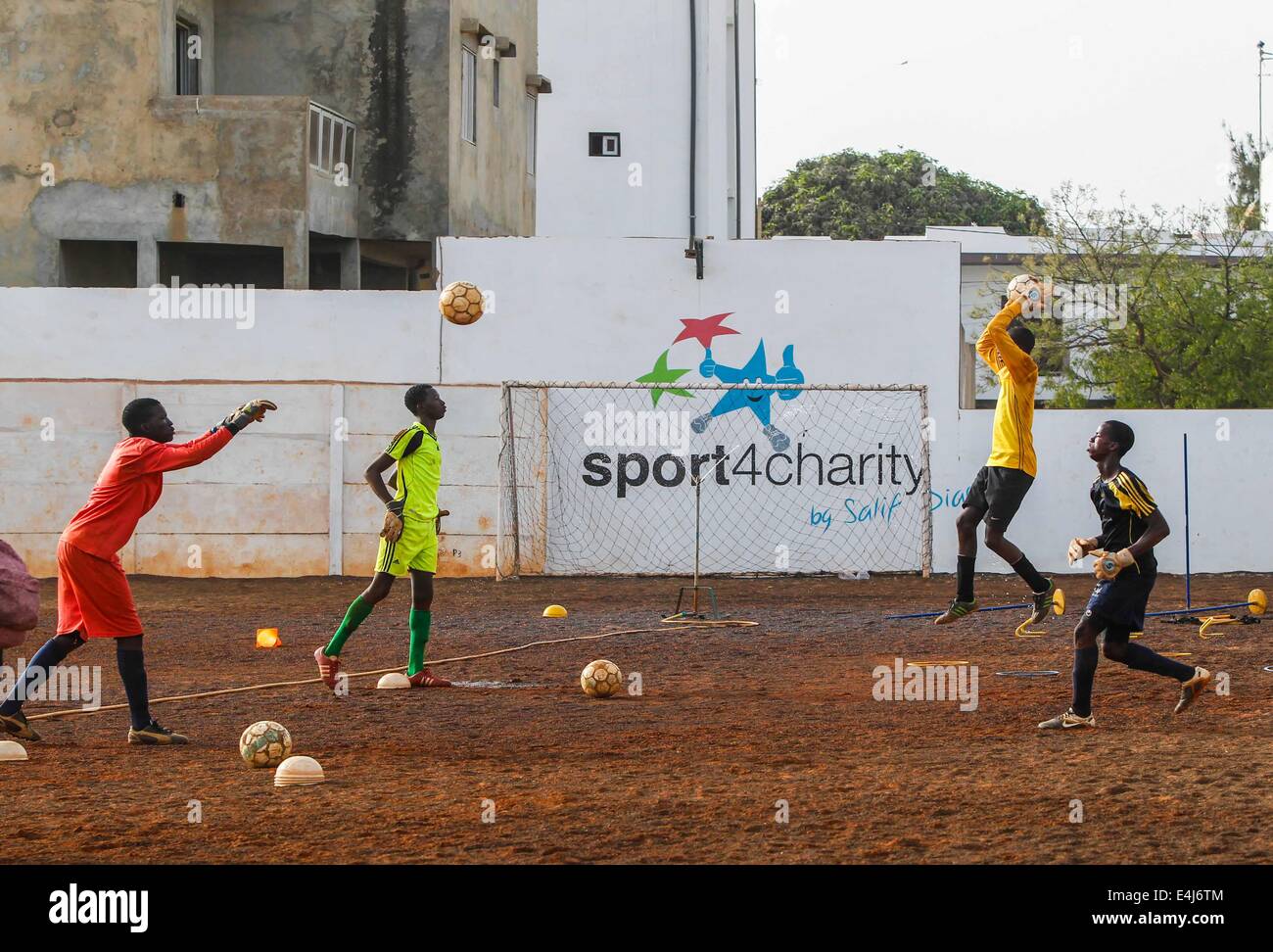 Dakar, Senegal. 28. Mai 2014. Torhüter der Sport 4 Nächstenliebe besuchen eine Trainingseinheit in Dakar, der Hauptstadt des Senegal, 28. Mai 2014. Sport 4 Charity wurde vom senegalesischen wählte Spieler Salif Diao armen Jugendlichen aus Afrika eine Chance haben, einen Zugang zu Bildung und Sport helfen gegründet. Die jungen Spieler verfügen über Mittel und Einrichtungen und Möglichkeiten, europäische oder amerikanische Footall Mannschaften zu dienen, nachdem sie ihre Ausbildungen abgeschlossen haben. © Li Jing/Xinhua/Alamy Live-Nachrichten Stockfoto