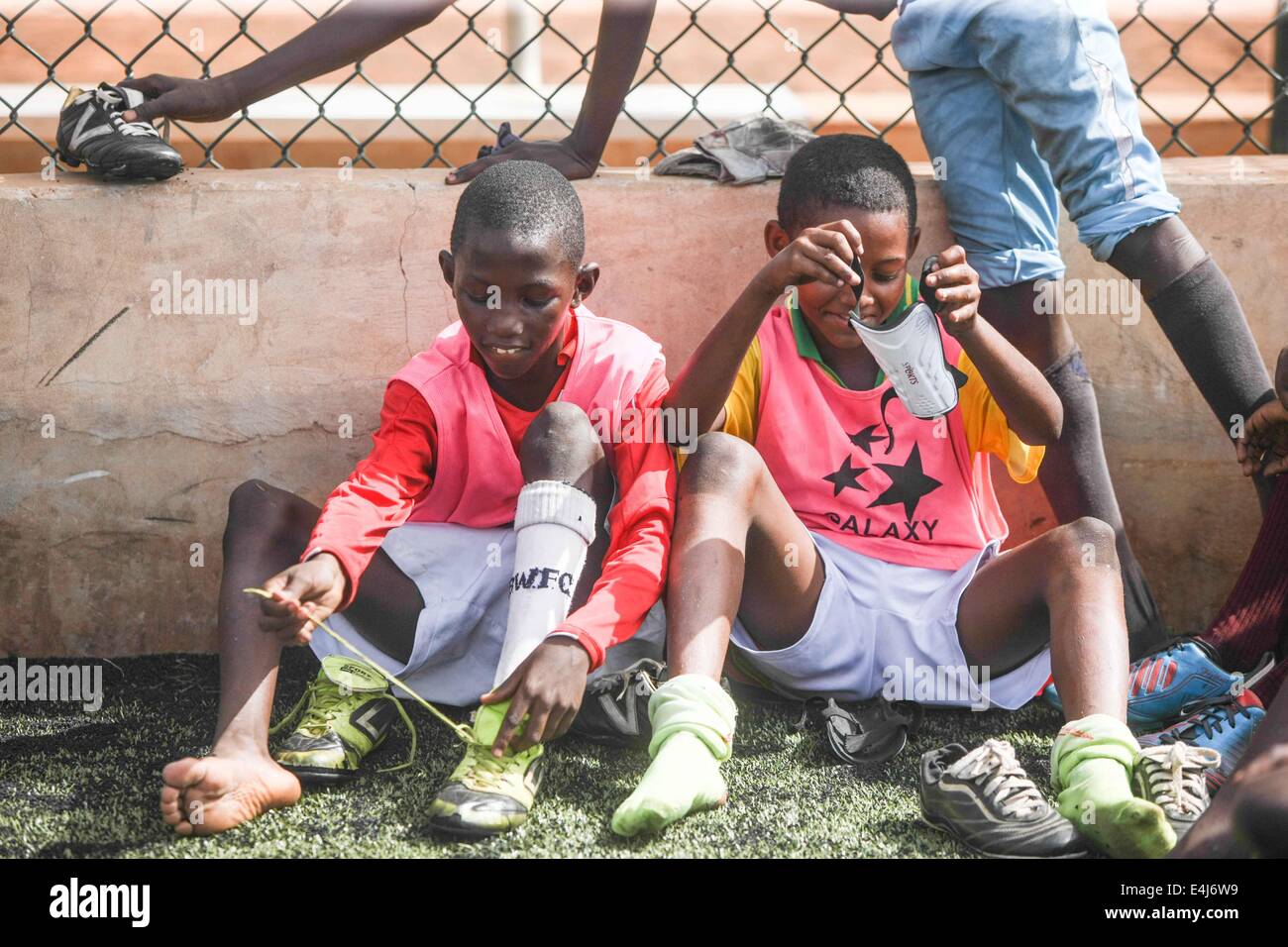 Dakar, Senegal. 12. Juli 2014. Fußballer der Sport 4 Charity entspannen Sie nach einer Trainingseinheit in Dakar, der Hauptstadt des Senegal, 12. Juli 2014. Sport 4 Charity wurde vom senegalesischen wählte Spieler Salif Diao armen Jugendlichen aus Afrika eine Chance haben, einen Zugang zu Bildung und Sport helfen gegründet. Die jungen Spieler verfügen über Mittel und Einrichtungen und Möglichkeiten, europäische oder amerikanische Footall Mannschaften zu dienen, nachdem sie ihre Ausbildungen abgeschlossen haben. © Li Jing/Xinhua/Alamy Live-Nachrichten Stockfoto