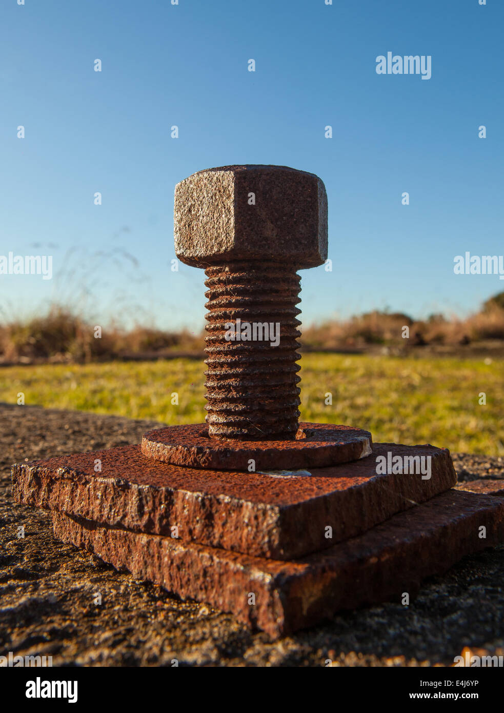 Eine Nahaufnahme von eine rostige Schraube in einem Thread, wahrscheinlich als Befestigungspunkt Industrie verwendet Stockfoto