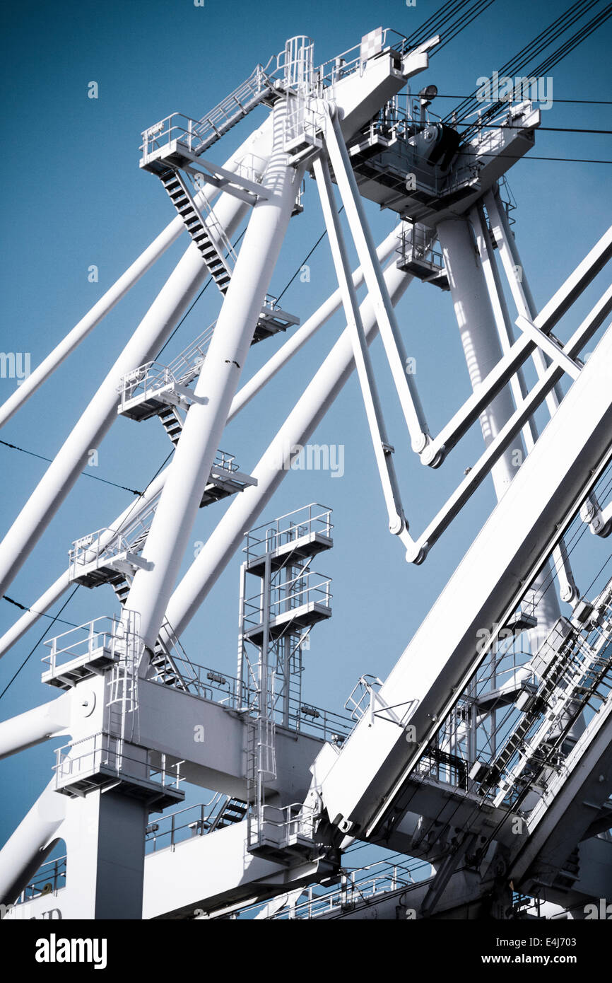 Komplexe Struktur des riesigen Portalkran zur Entladung Container im Hafen von Oakland Container Terminal Stockfoto