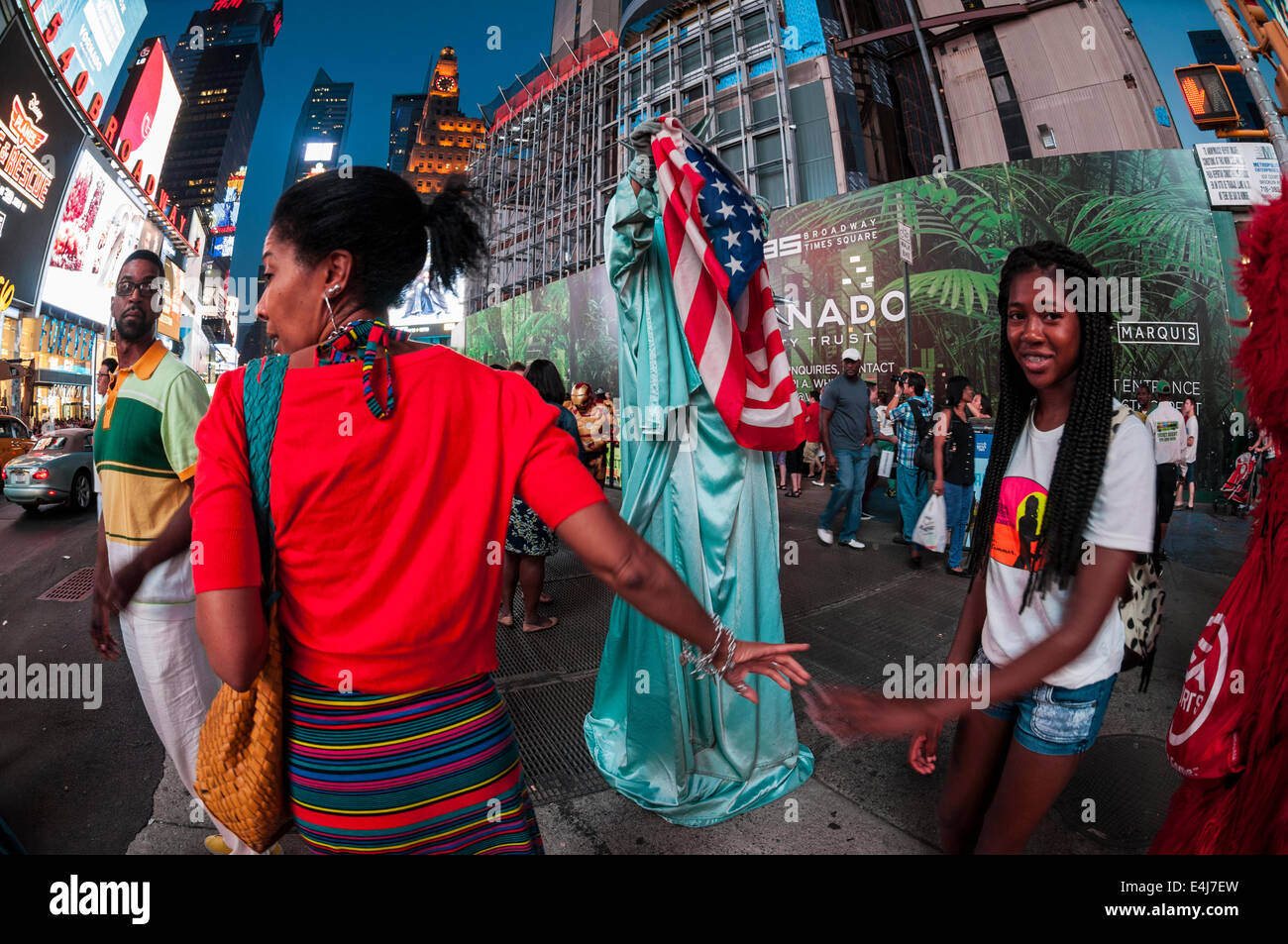 New York, NY - 11 Juli 2014 Freiheitsstatue versteckt hinter einer amerikanischen Flagge © Stacy Walsh Rosenstock/Alamy Stockfoto