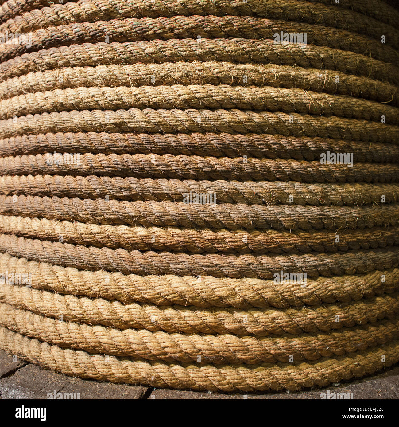 Ein altes aufgerollt, Dicke, lange, starke Seil Hintergrund. Stockfoto