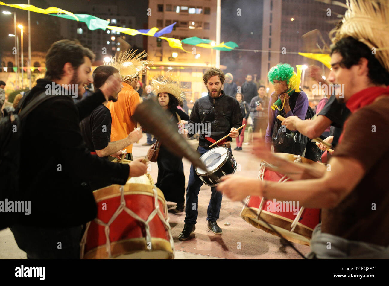 Sao Paulo, Brasilien. 12. Juli 2014. Demonstranten spielen Instrumente bei einem Protest gegen die Inhaftierung von Aktivisten, die in einer früheren Demonstration gegen die FIFA WM 2014 in Roosevelt-Platz festgenommen wurden. Bildnachweis: Tiago Mazza Chiaravalloti/Pacific Press/Alamy Live-Nachrichten Stockfoto