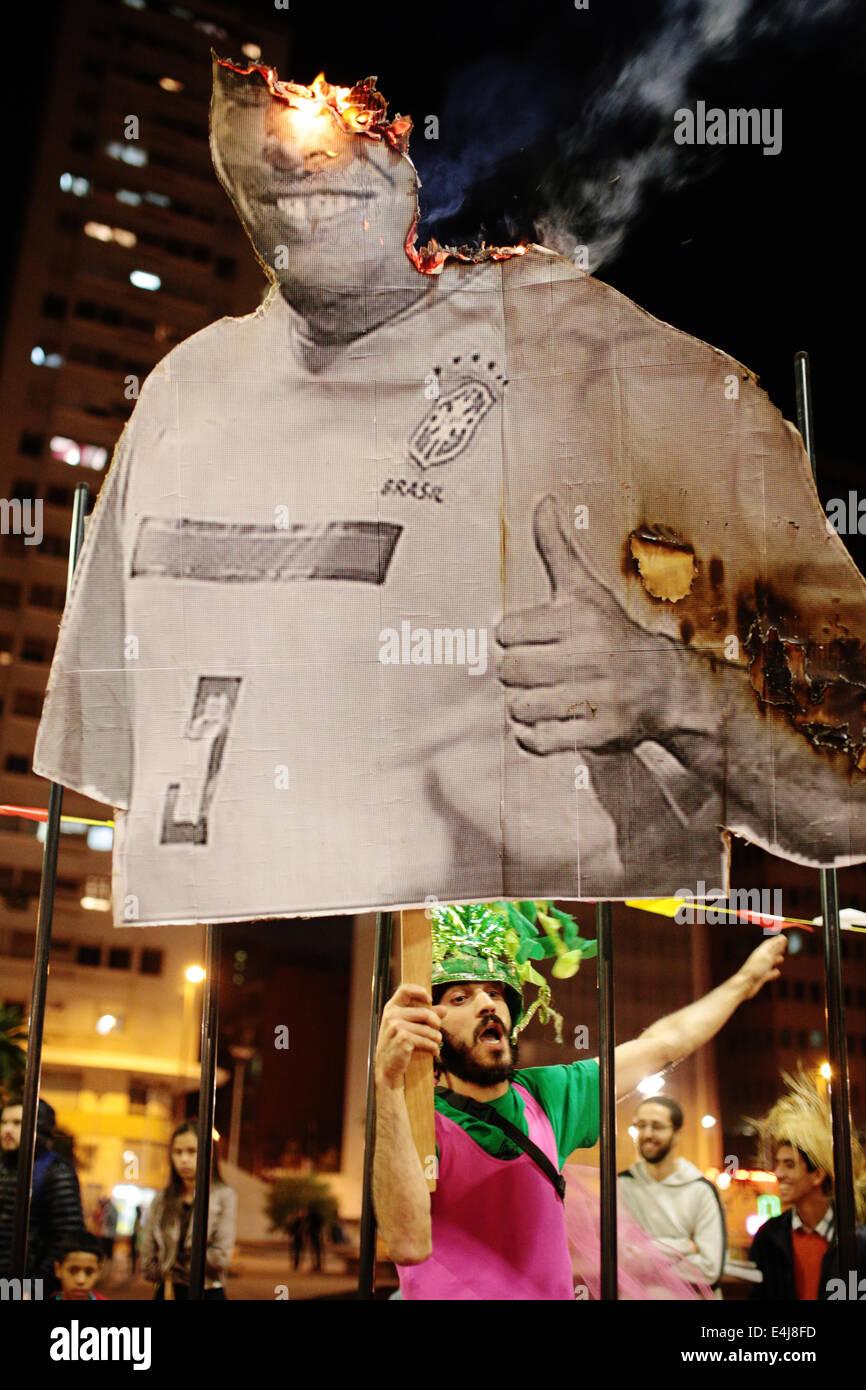 Sao Paulo, Brasilien. 12. Juli 2014. Ein Demonstrant hält ein Bild mit Feuer auf es der ehemalige brasilianische Fußballspieler Ronaldo während einer Protestaktion gegen die Inhaftierung von Aktivisten, die in einer früheren Demonstration gegen die FIFA WM 2014 in Roosevelt festgenommen wurden quadratische. Bildnachweis: Tiago Mazza Chiaravalloti/Pacific Press/Alamy Live-Nachrichten Stockfoto