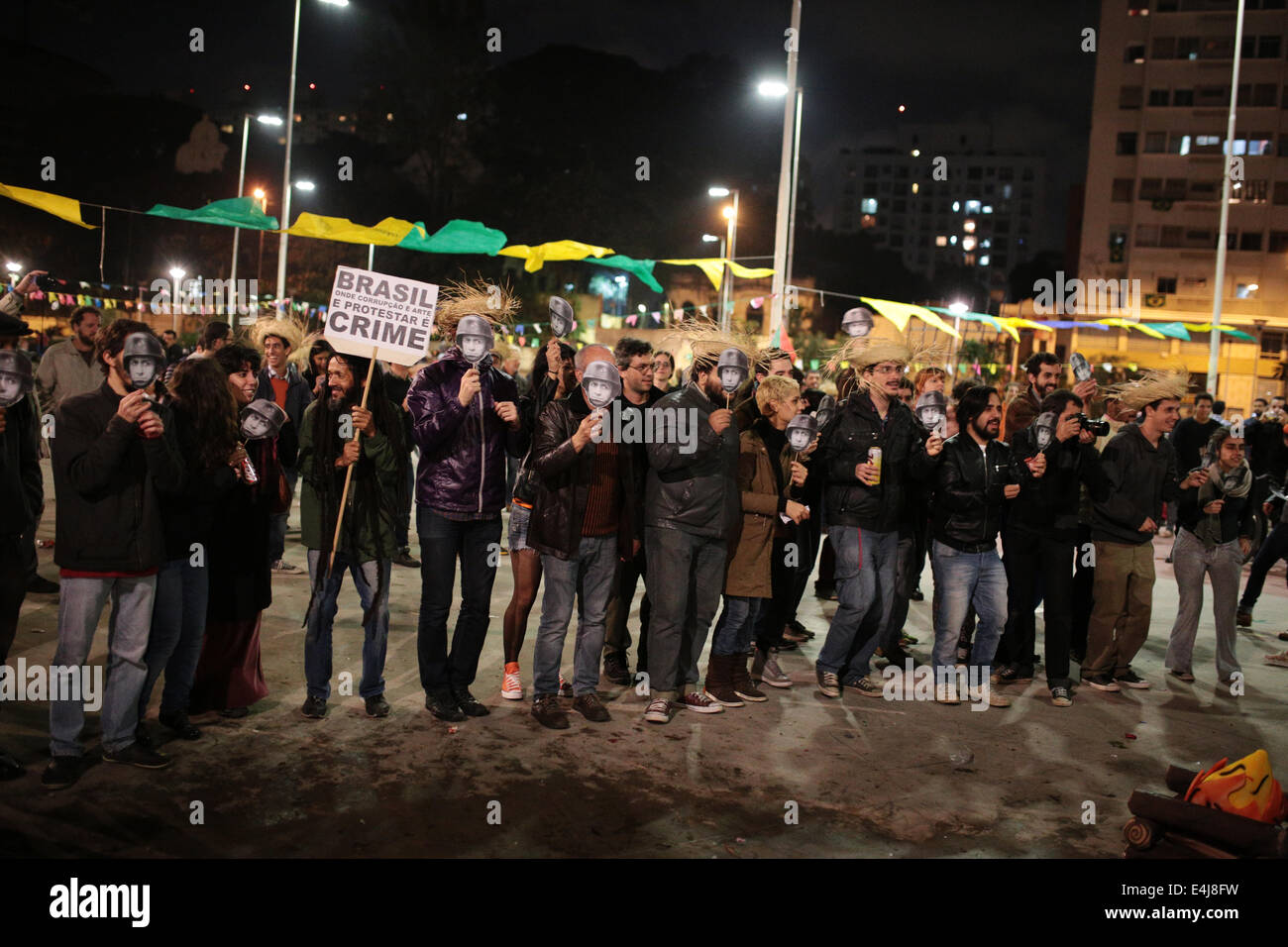 Sao Paulo, Brasilien. 12. Juli 2014. Demonstranten protestieren gegen die Inhaftierung von Aktivisten, die in einer früheren Demonstration gegen die FIFA WM 2014 in Roosevelt Platz verhaftet wurden. Bildnachweis: Tiago Mazza Chiaravalloti/Pacific Press/Alamy Live-Nachrichten Stockfoto