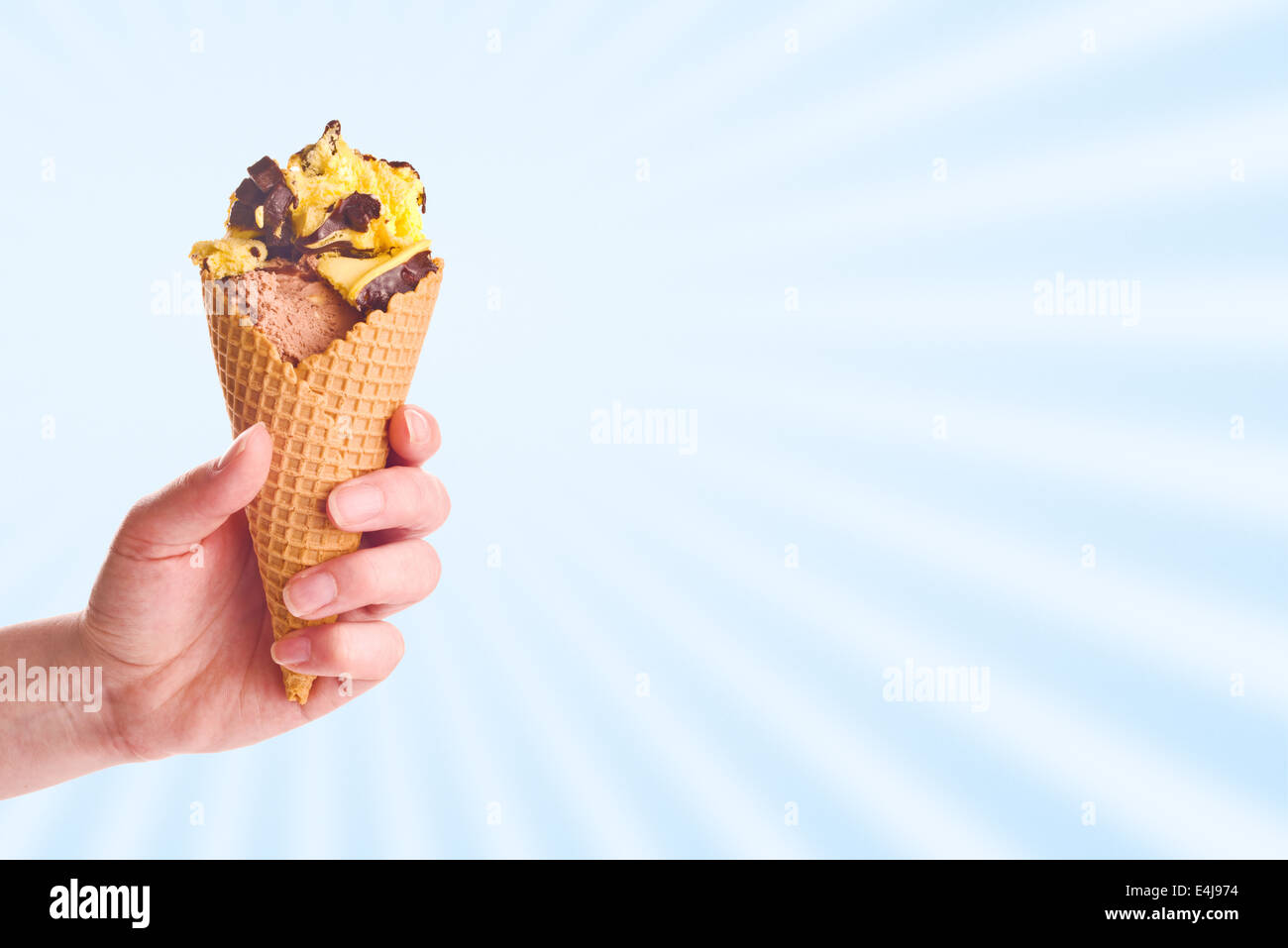Frau Hand Holding Schokolade Eis in einem Kegel. Stockfoto