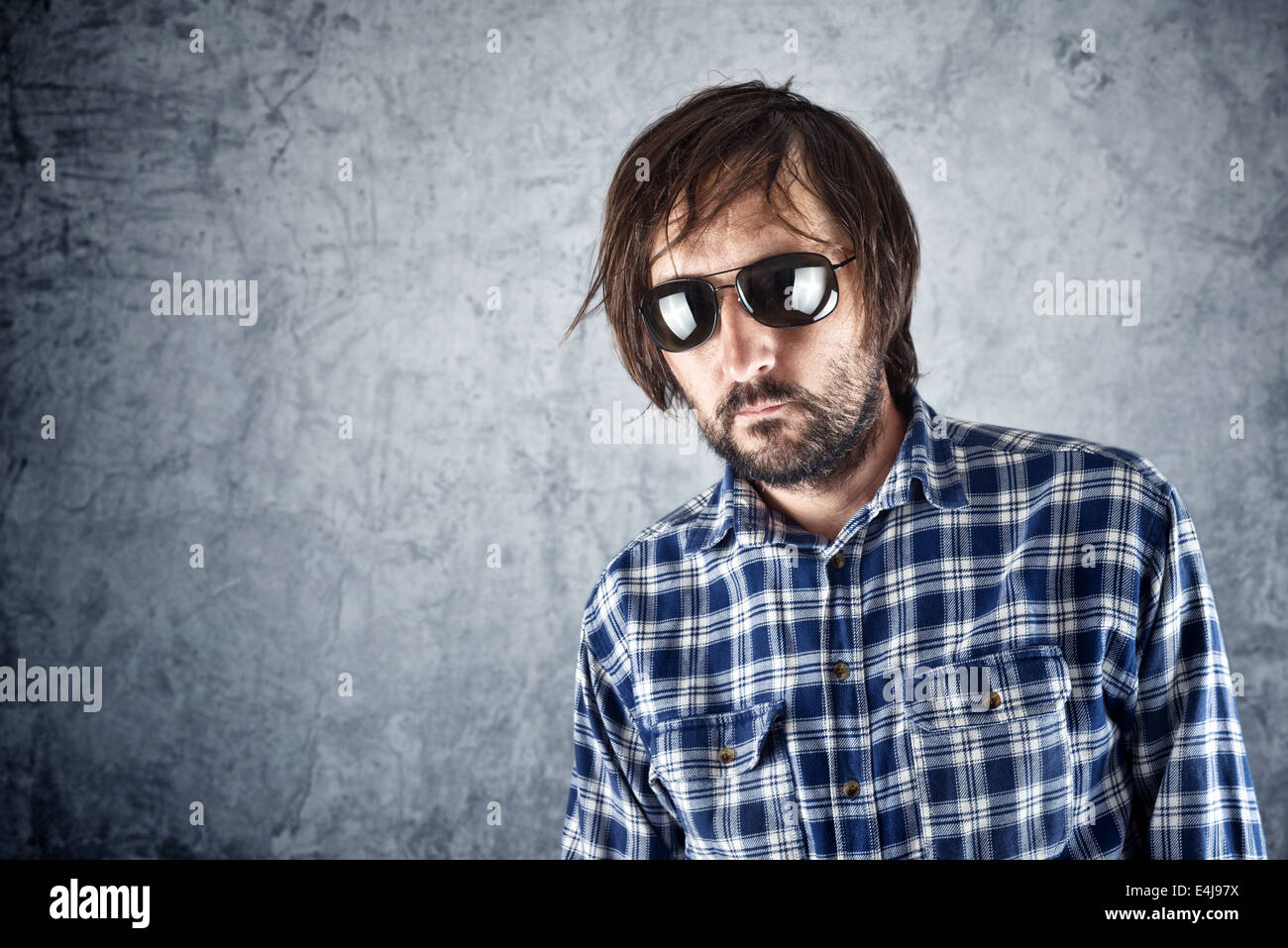 Unrasiert legerer Mann mit Sonnenbrille, Studio-Porträt Stockfoto