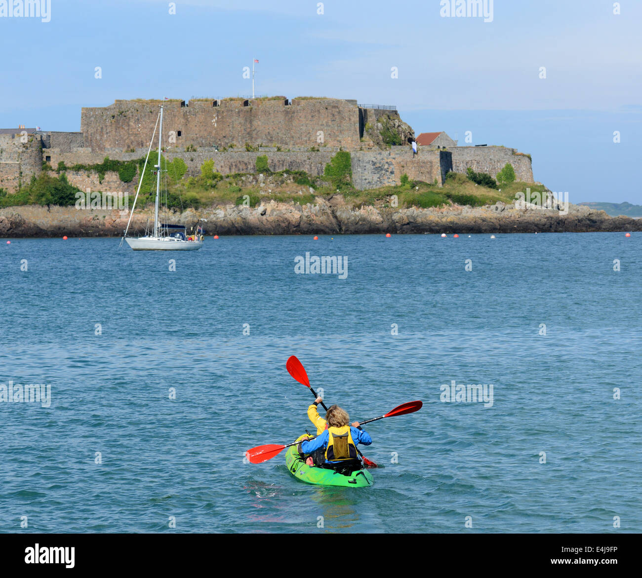 Urlauber in Seekajaks paddeln Sie in Richtung Castle Cornet im Havelet Bay, Guernsey, Channel Islands Stockfoto