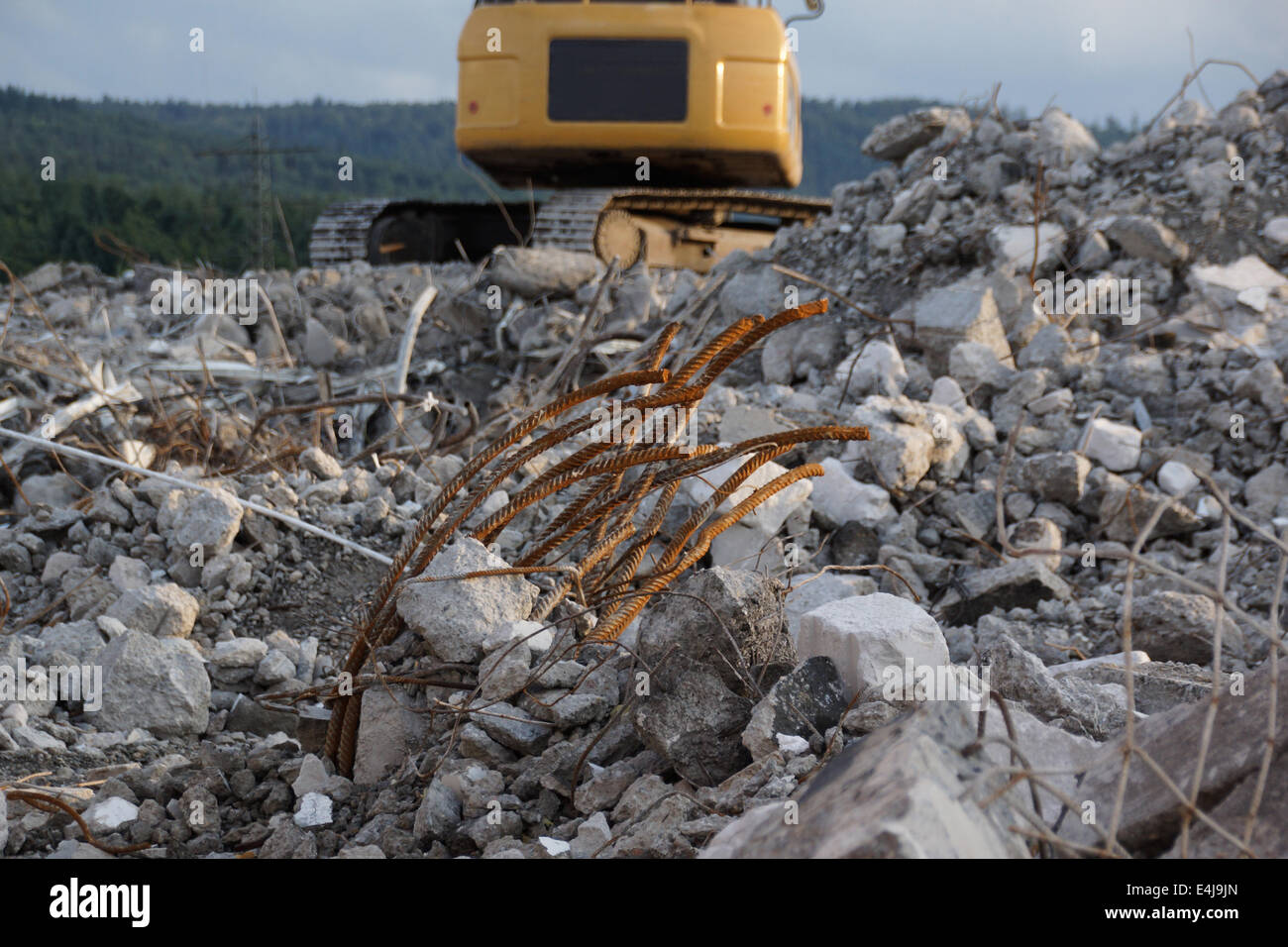 Berg von Schutt, gelbe Bagger im Hintergrund Stockfoto