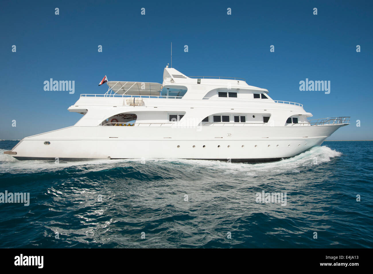 Große Luxus-private Motoryacht heraus auf tropischen Meer Stockfoto