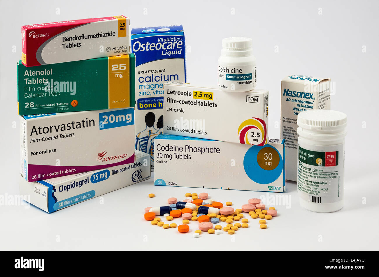 Eine typische Sammlung von Medikamenten und Behandlungen, die zu einem Patienten gegeben werden können, eine Situation, bekannt als Polypharma oder die gleichzeitige. Stockfoto