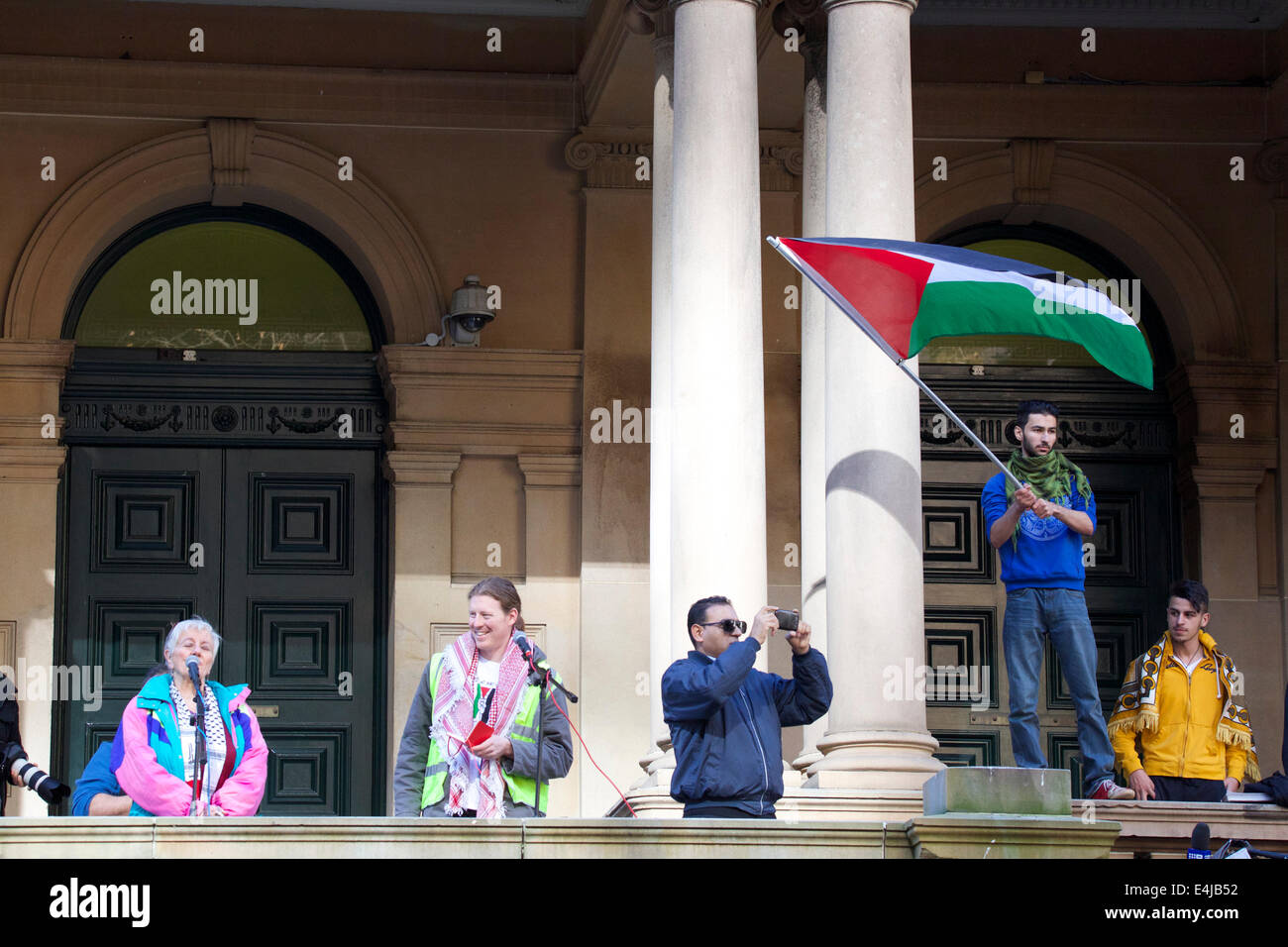 Sydney, NSW, Australien. 13. Juli 2014. Vivienne Porzsolt von Juden gegen die Besatzung spricht auf der pro-Palästina-Kundgebung gegen die Bombenangriffe des Gaza-Streifens durch Israel. Schätzungen beziffern die Zahl der Teilnehmer an rund 4.000. Copyright Credit: 2014 Richard Milnes/Alamy Live-Nachrichten Stockfoto