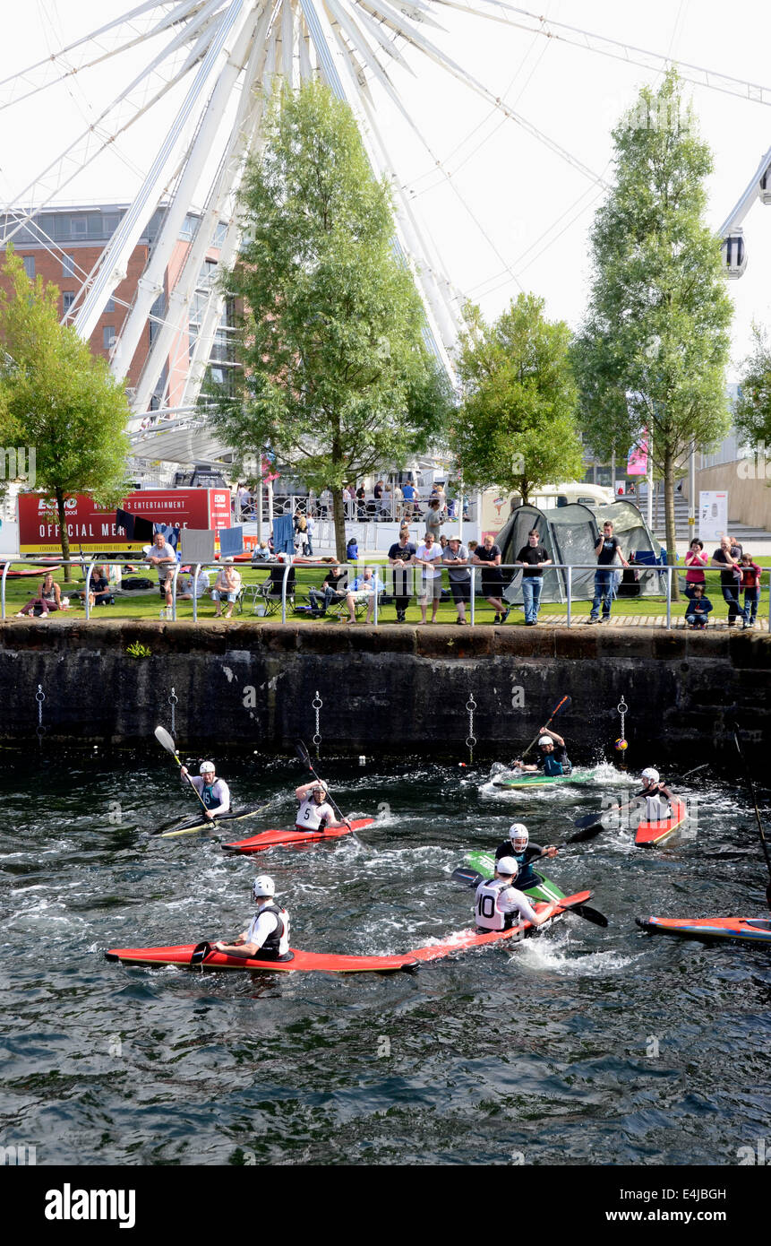 Kanu-Polo wird im Albert Dock in Liverpool gespielt Stockfoto