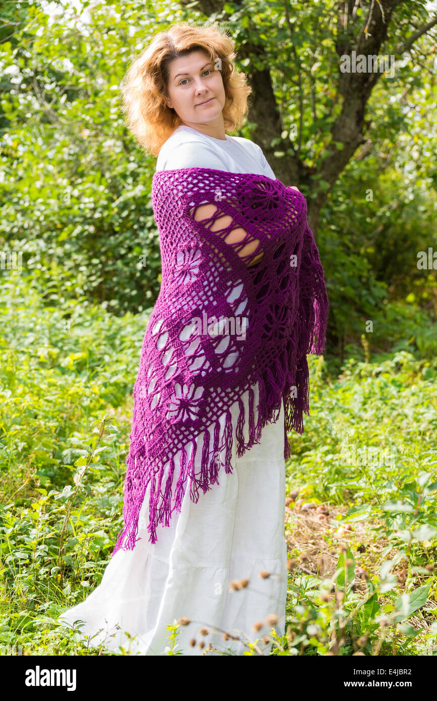 Frau in einem gestrickten Schal in der Natur Stockfoto