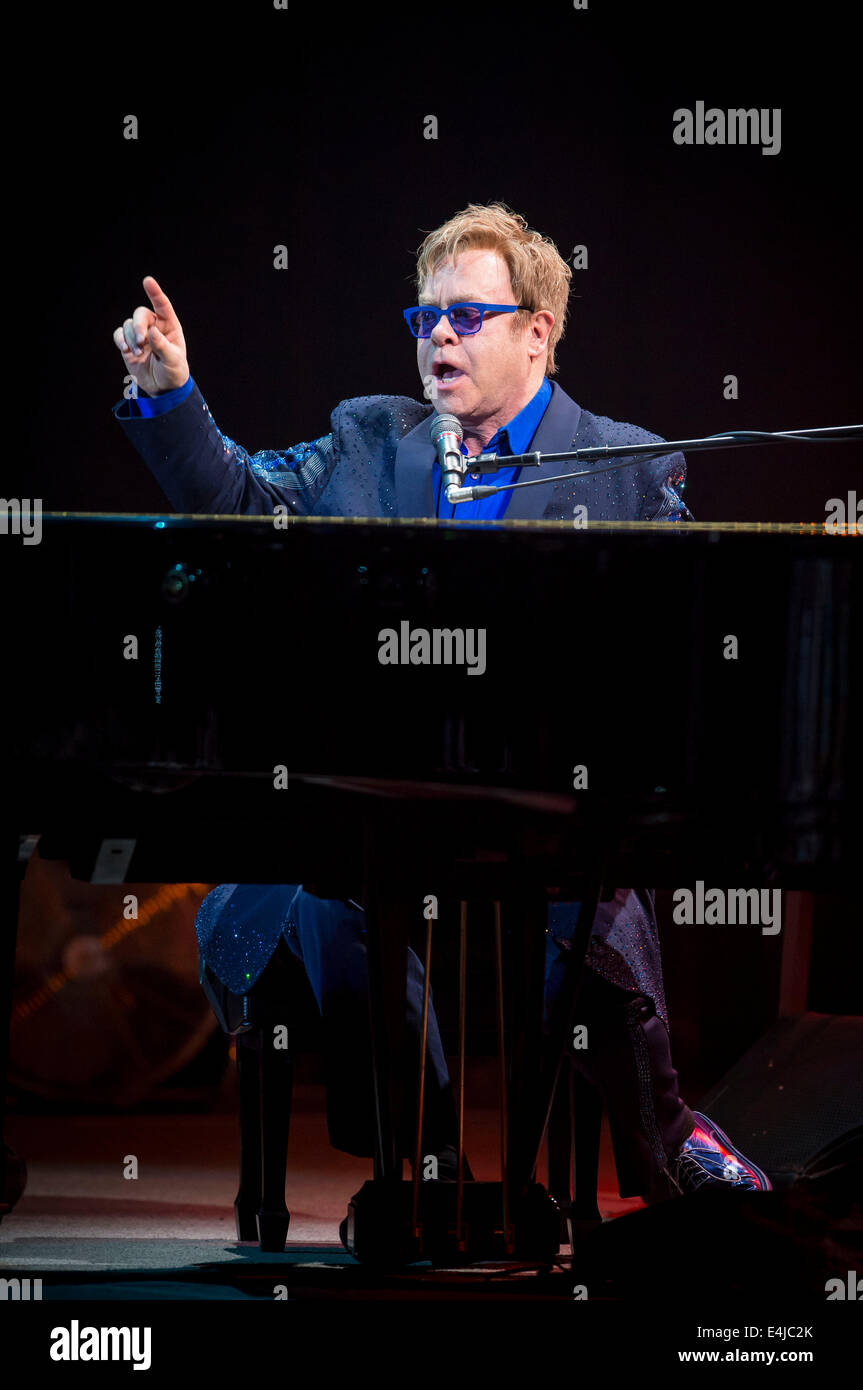 Kiel, Deutschland. 12. Juli 2014. Britischer Sänger Elton John führt während des Schleswig-Holstein Musikfestivals in Kiel, Deutschland, 12. Juli 2014. Foto: Markus Scholz/Dpa/Alamy Live News Stockfoto