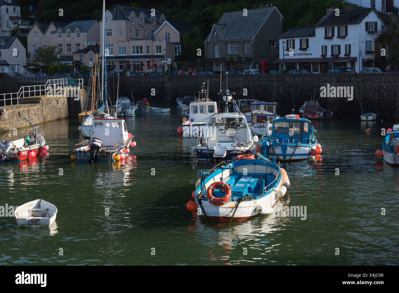 Lynmouth Harbour, Devon. Angelboote/Fischerboote Schaukeln auf der Flut. Stockfoto