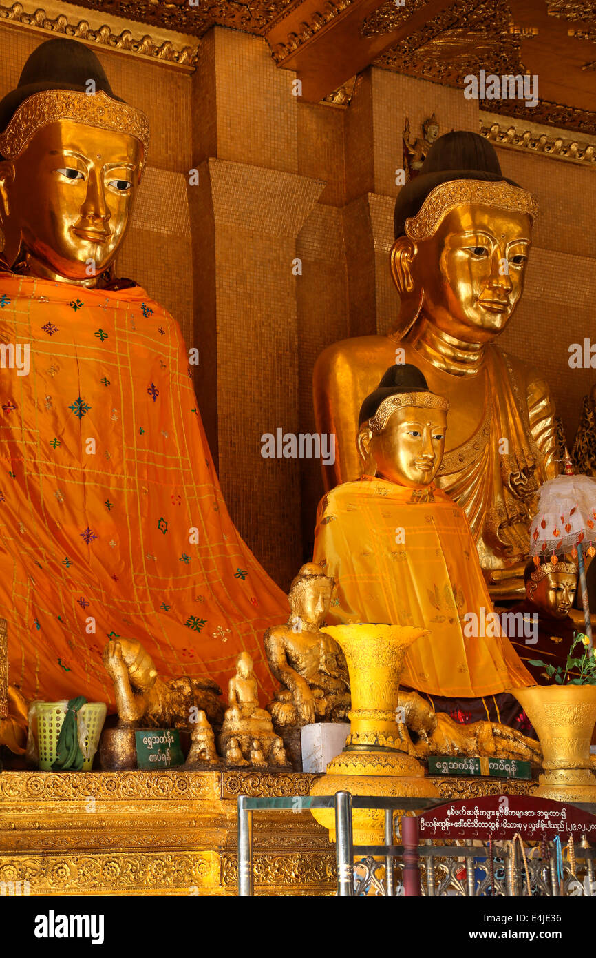 Buddha Statuen in der Shwedagon Pagode, offiziell den Titel Shwedagon Zedi Daw, in der Stadt von Yangon in Myanmar (Burma). Stockfoto
