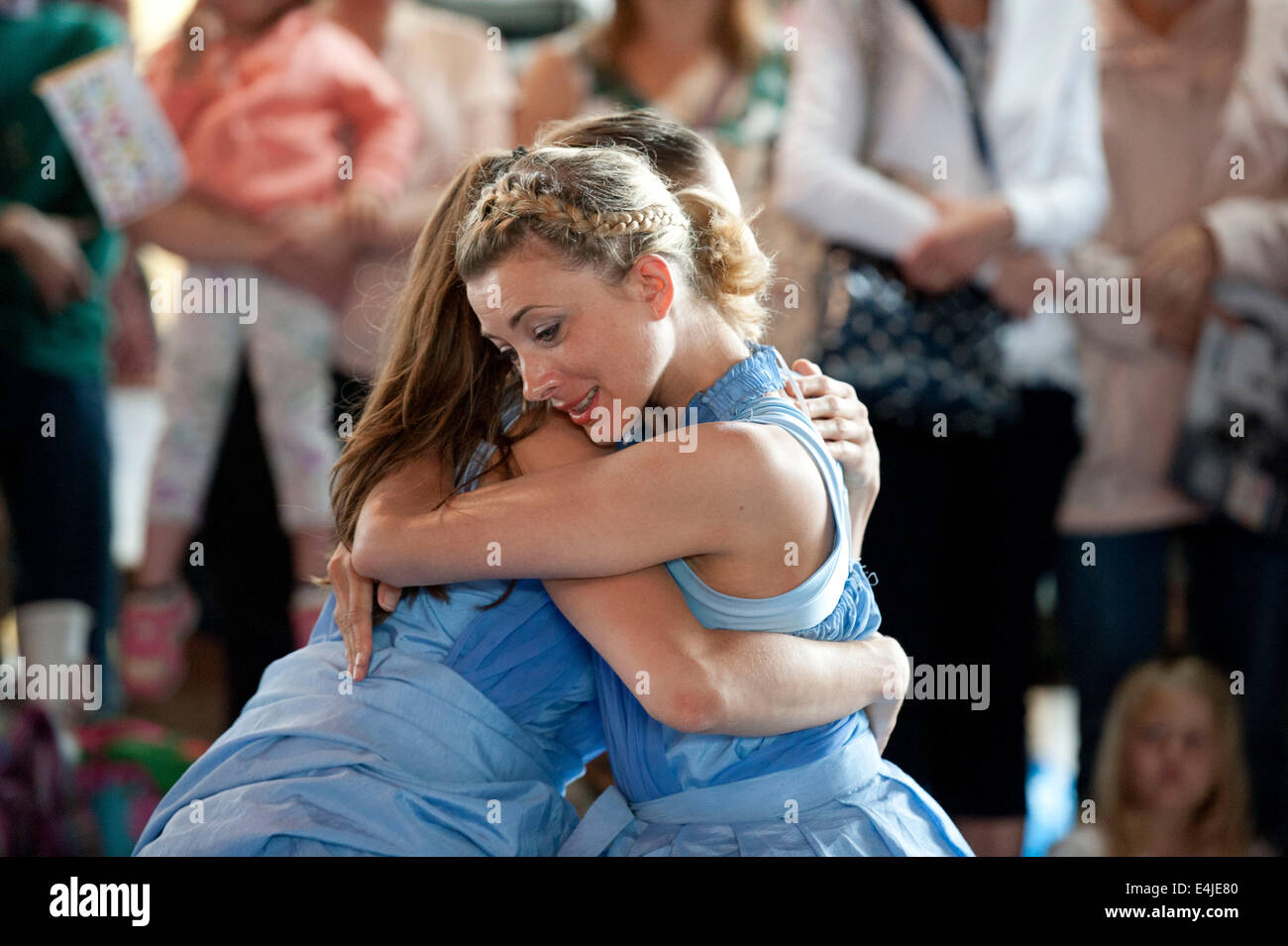 Swansea, Großbritannien. 12. Juli 2014. Stecken im Schlamm einer Promenade Leistung an der Waterfront Museum auf dem jährlichen Tanz Tage Festival in Swansea. Bildnachweis: Phil Rees/Alamy Live-Nachrichten Stockfoto