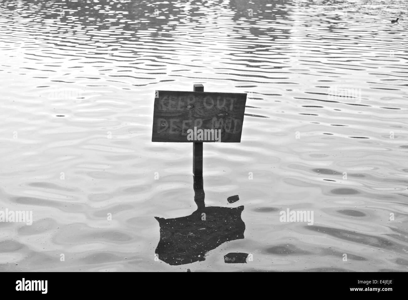 Zeichen im Wasser mit Reflexion fernzuhalten. Stockfoto