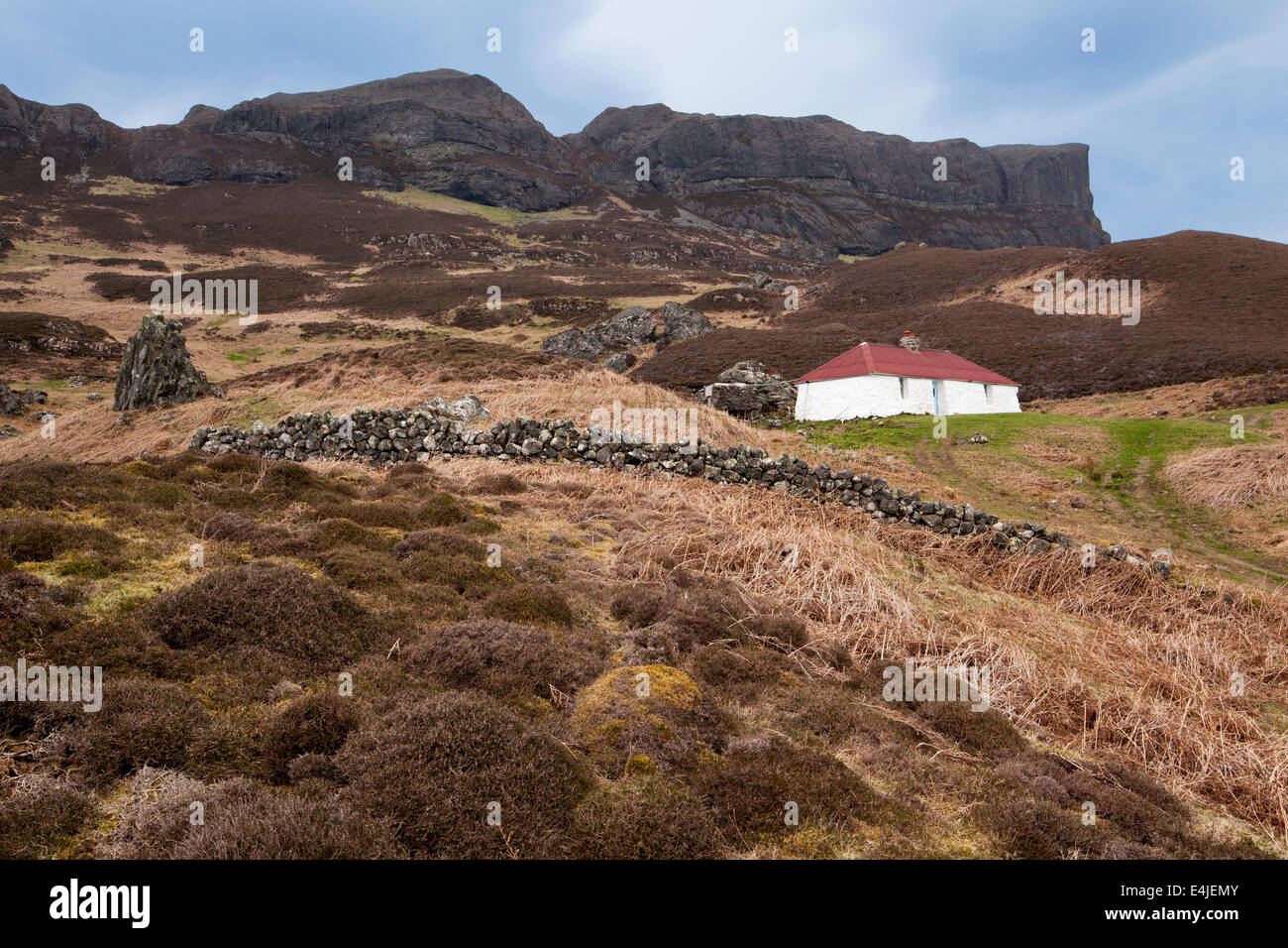 Traditionelle Kleinbauern Hütte am Fuße des An Sgurr auf der Insel Eigg, Inneren Hebriden (kleine Inseln) Schottland Stockfoto