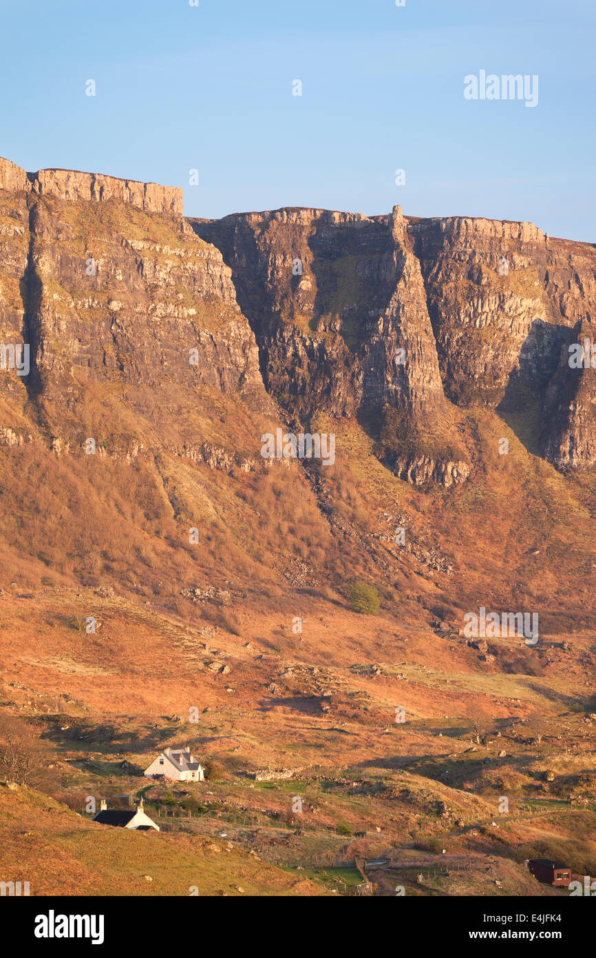 Die Cleadale Cliffs auf der Insel Eigg gebadet in der goldenen Abend Sonne, kleinen Inseln, Inneren Hebriden, Schottland Stockfoto