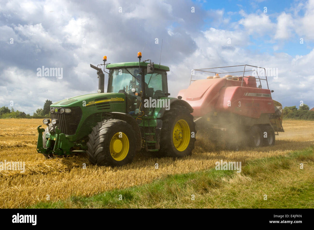 John Deere mit Massey Ferguson Ballenpresse Stockfoto