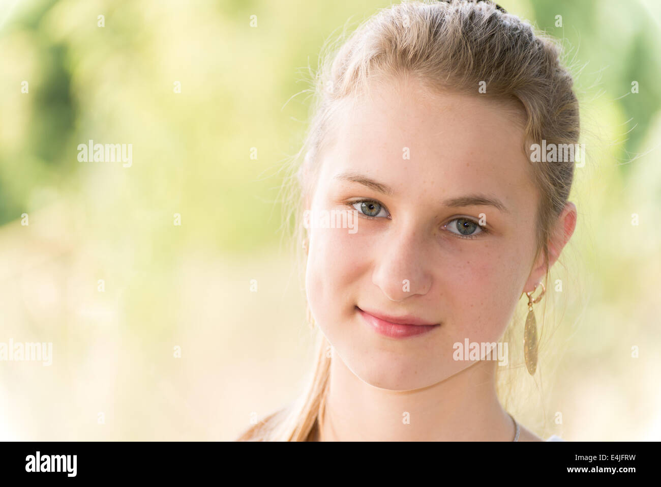 Porträt von einem Teen Girl auf Natur Stockfoto