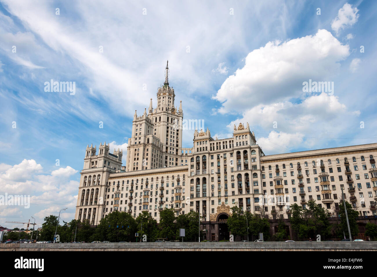 Stalin-Hochhaus an der Uferpromenade in Moskau, Russland Stockfoto