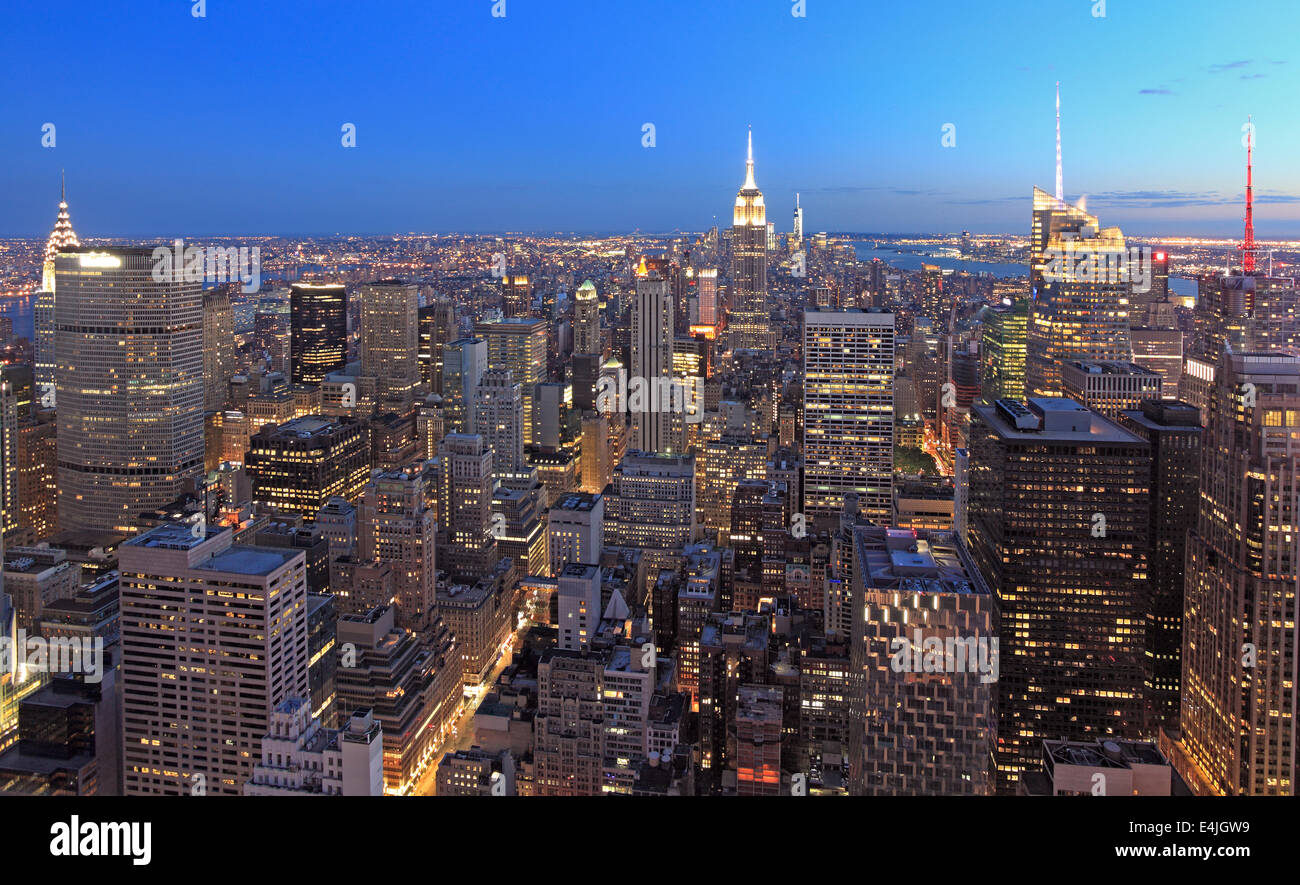 Skyline von New York City in der Abenddämmerung Stockfoto