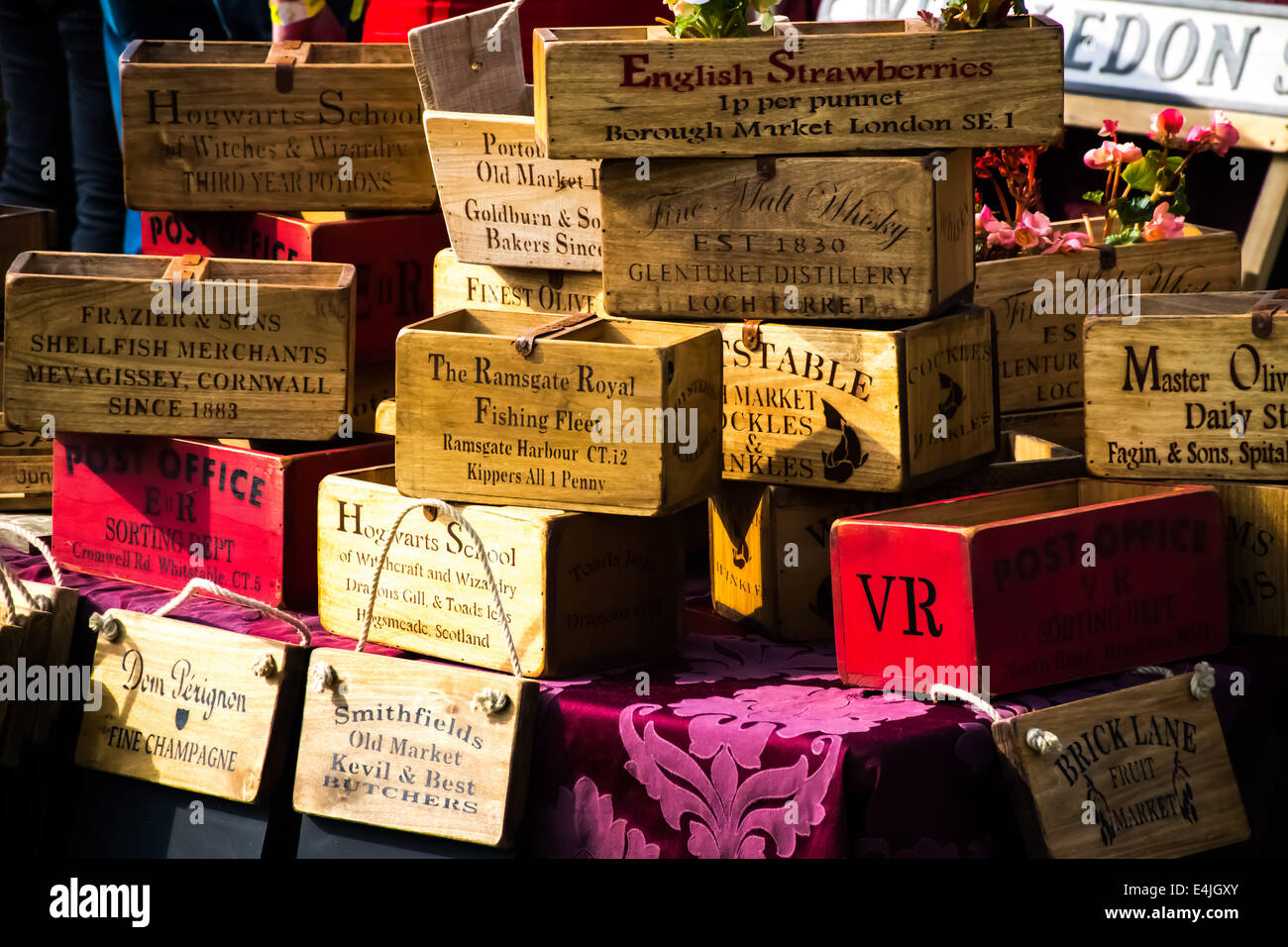 Vintage Holzkisten auf einem Marktstand in der Kent County Show, 2014 Stockfoto