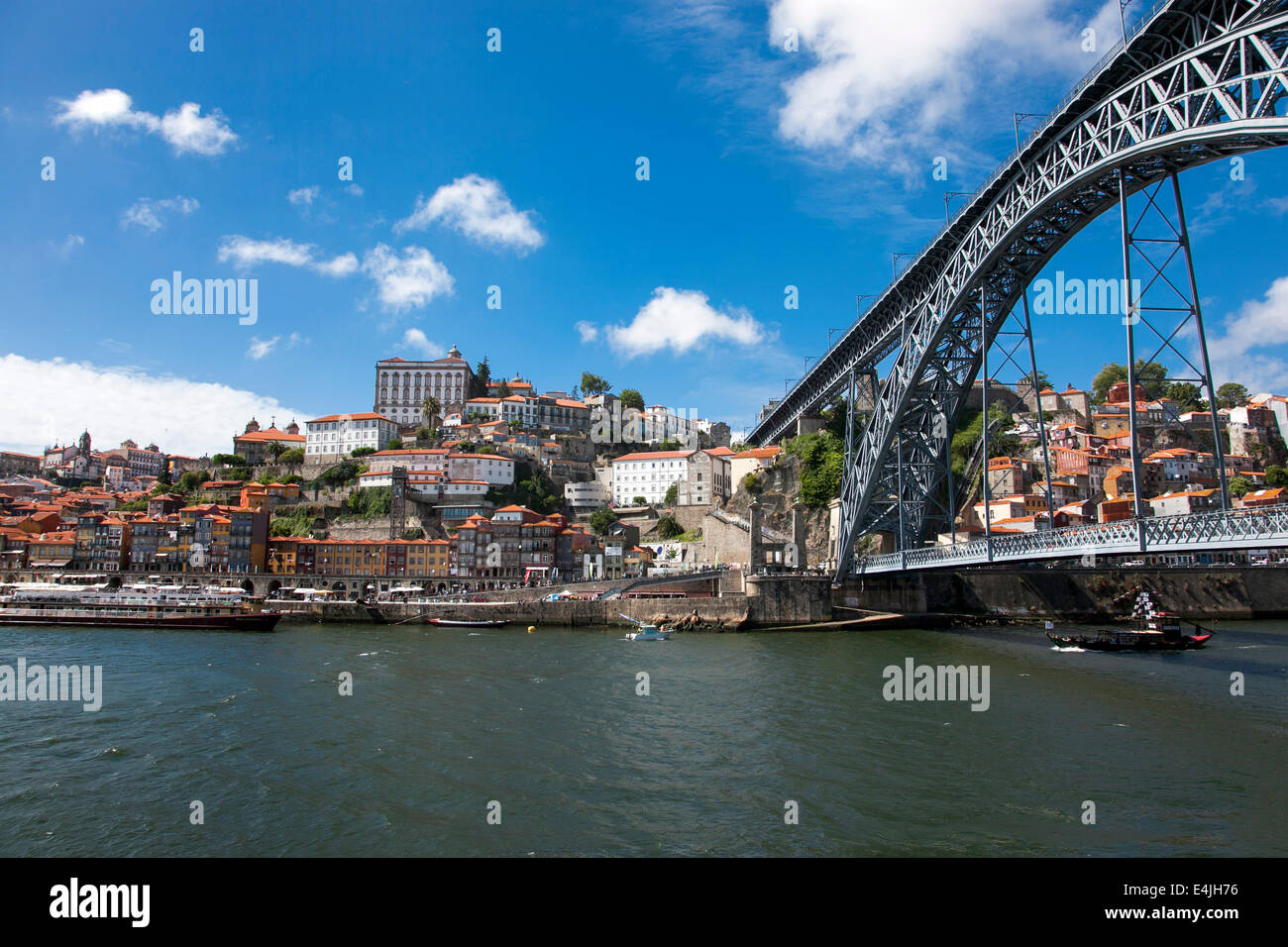 Portugal, Porto - Blick auf den Douro, das historische Zentrum der Stadt Ribeira und die Brücke Dom Luís I. Stockfoto